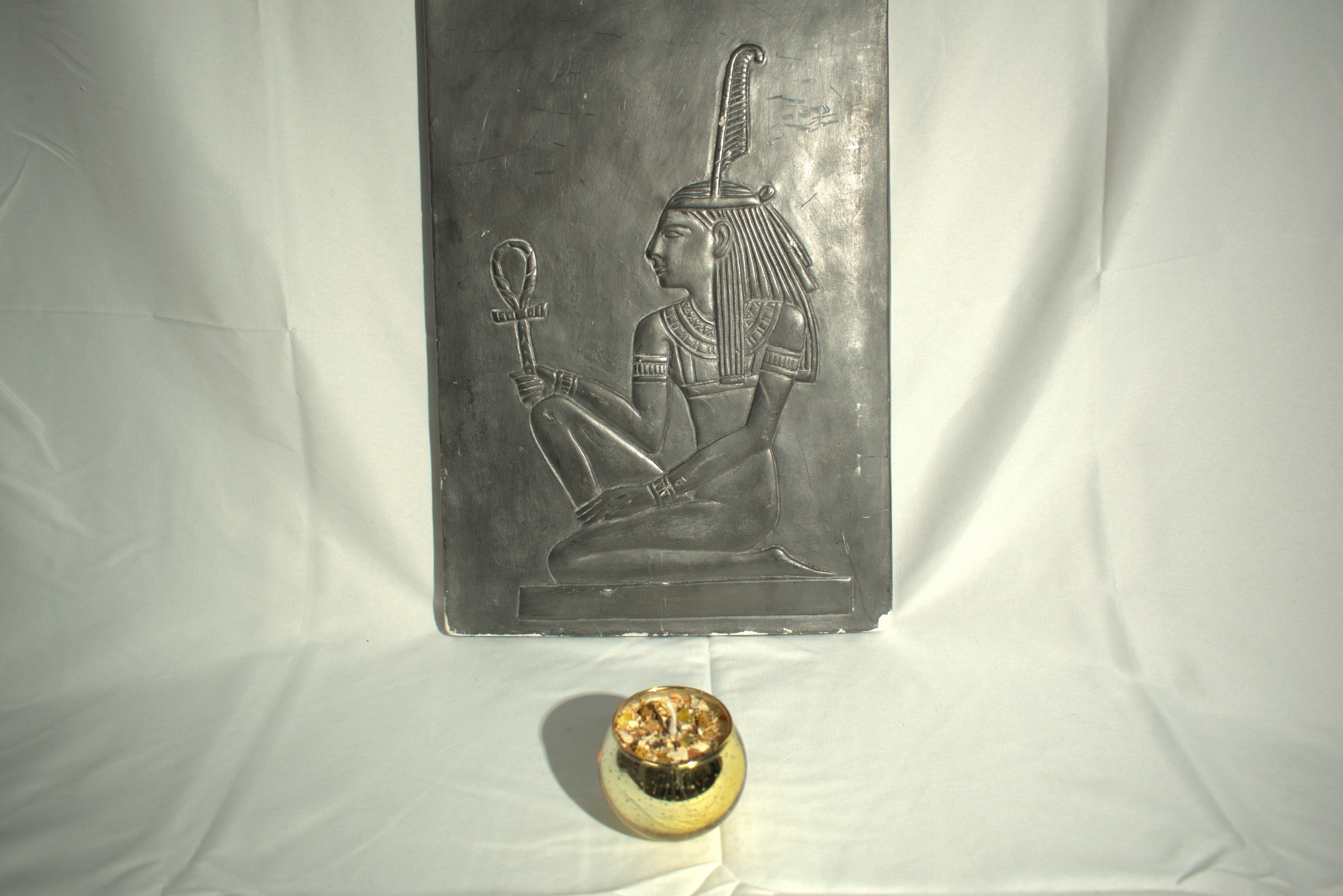 Ankh Dorado – recipiente de cristal dorado con relieve de diosa egipcia Isis