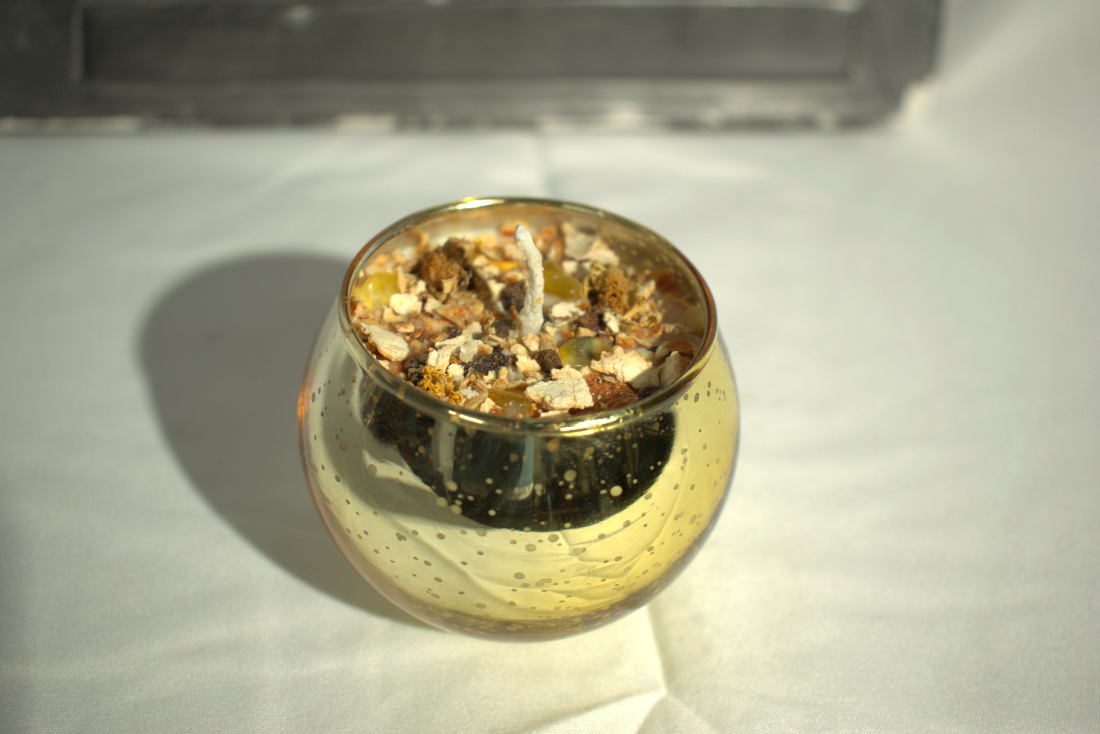 Ankh Dorado – vista superior con flores de naranja, canela y minerales
