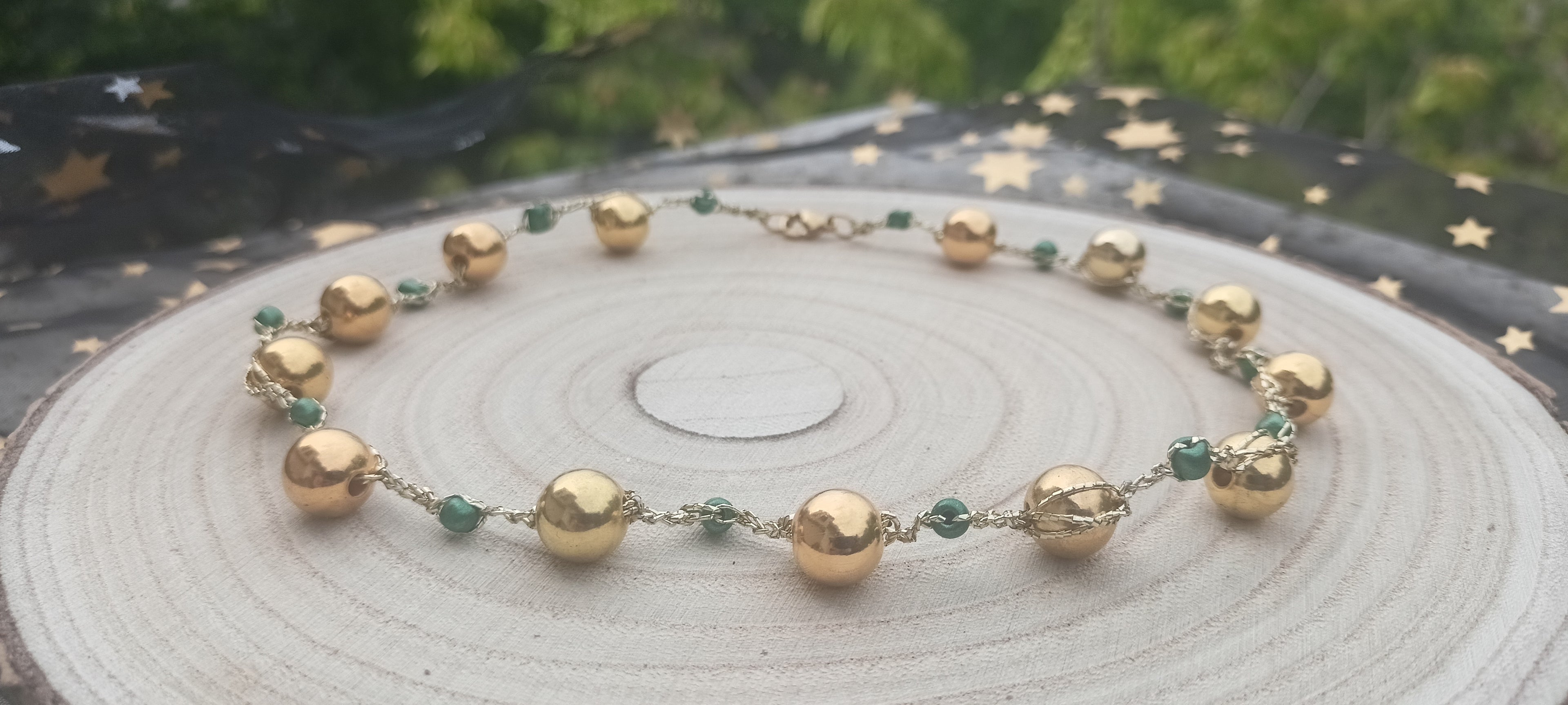 Gargantilla Oro de Oriente detalle esferas doradas y cuentas verdes