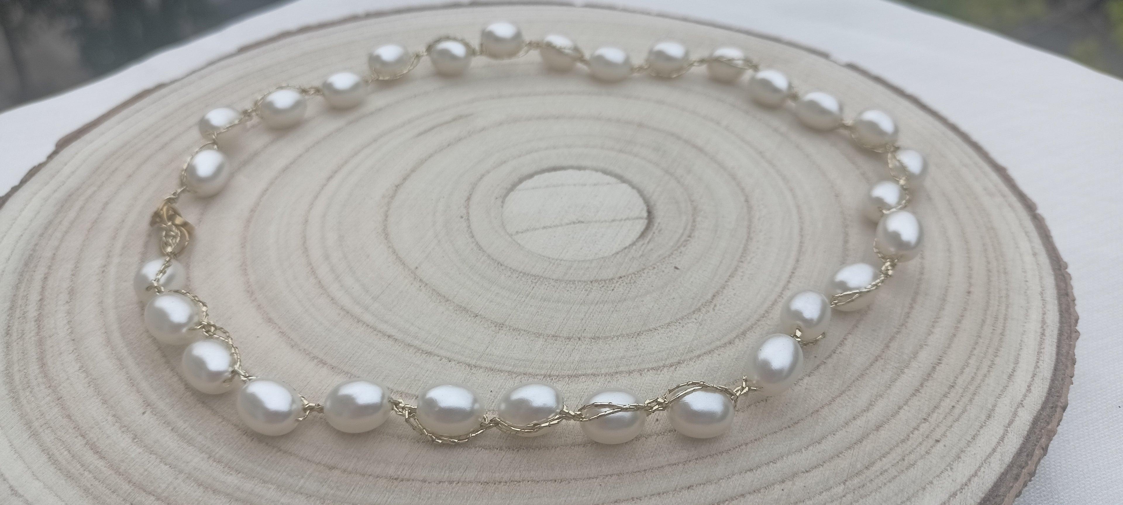 Gargantilla Perlas Clásicas sobre madera natural
