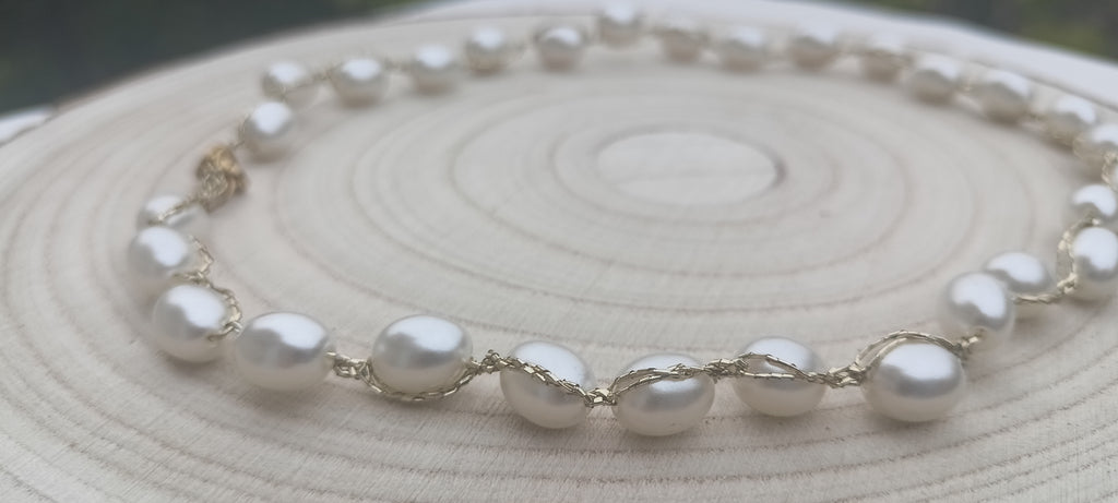 Gargantilla Perlas Clásicas detalle perlas y entramado metálico
