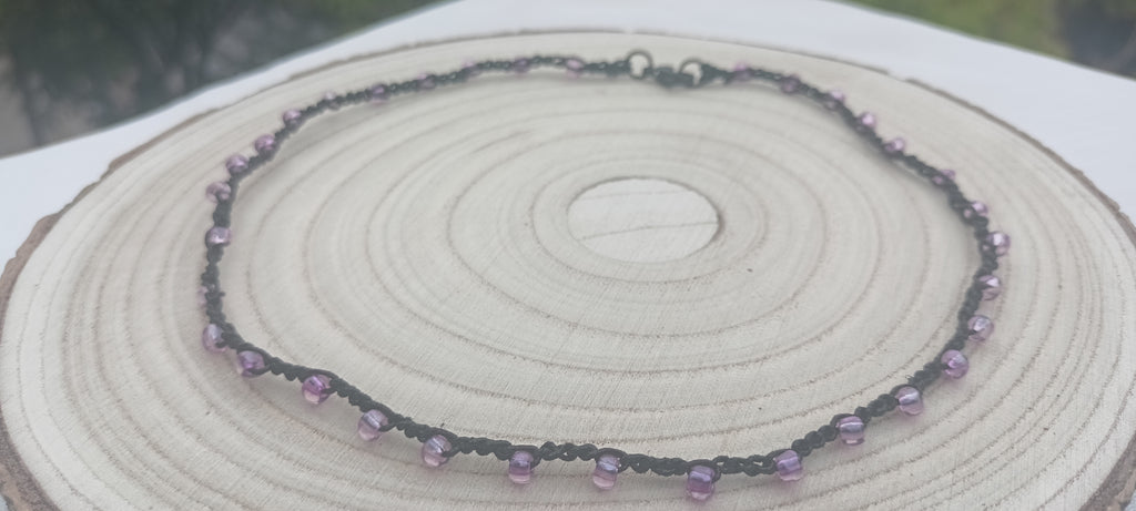 Mystic Purple gargantilla hilo gris con cuentas lila sobre madera natural