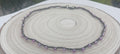 Mystic Purple gargantilla hilo gris con cuentas lila sobre madera natural