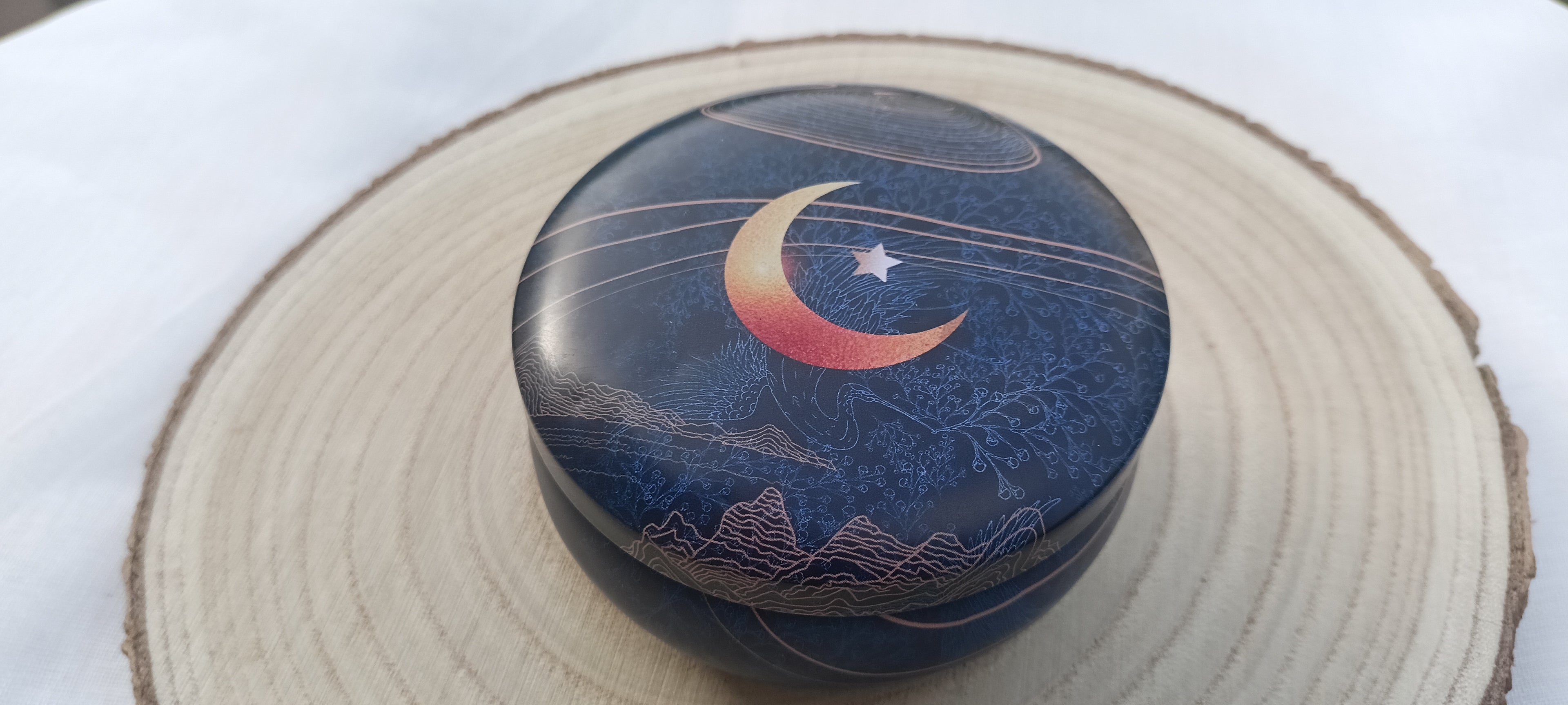 Luna Mística - detalle tapa con luna y estrella