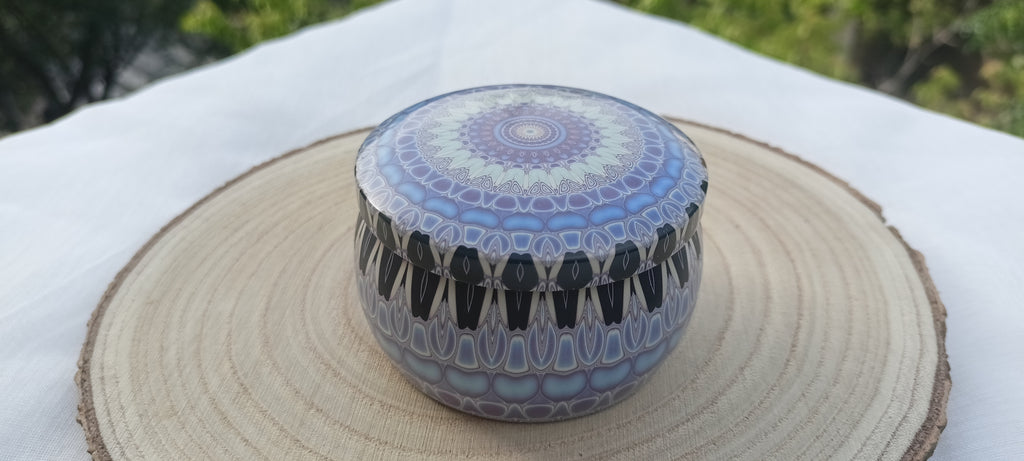 Vela Mandala Lila cerrada sobre rodaja de madera