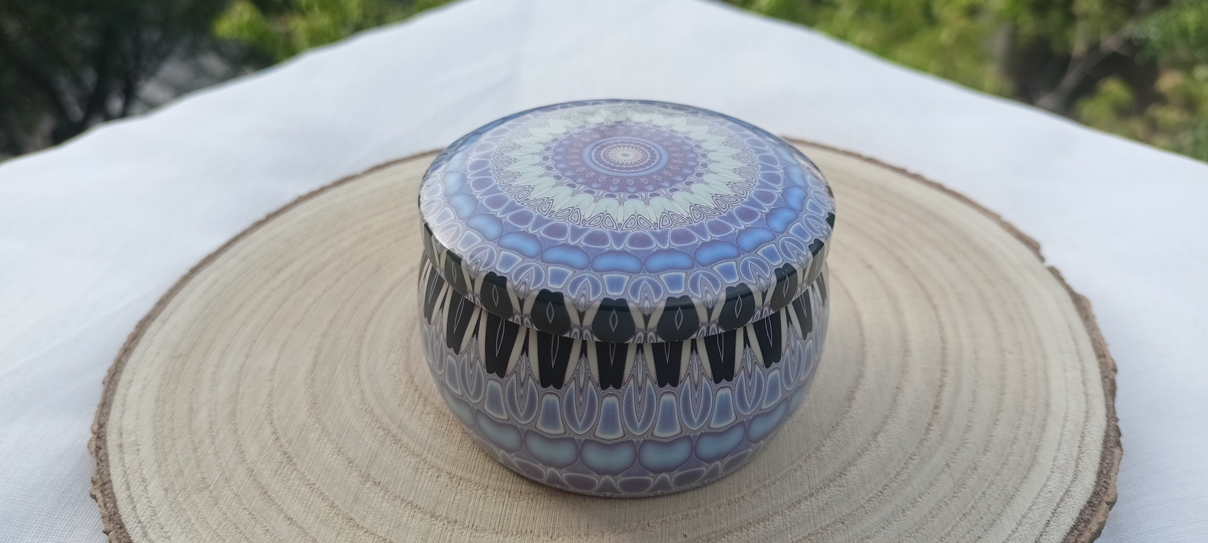 Vela Mandala Lila cerrada sobre rodaja de madera