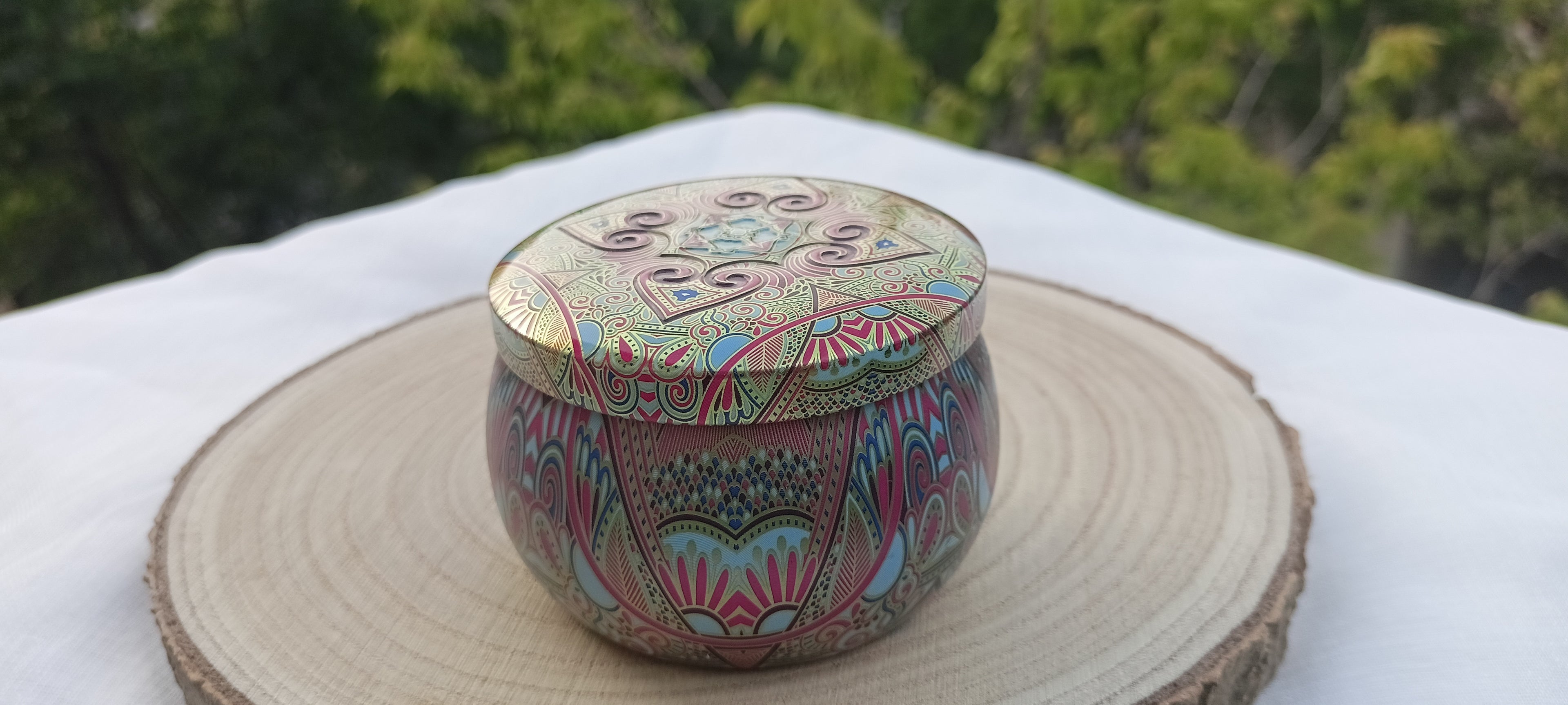 Vela Mandala Eucalipto abierta con hojas, flores secas, frutos de eucalipto, ágata verde y piedra de luna