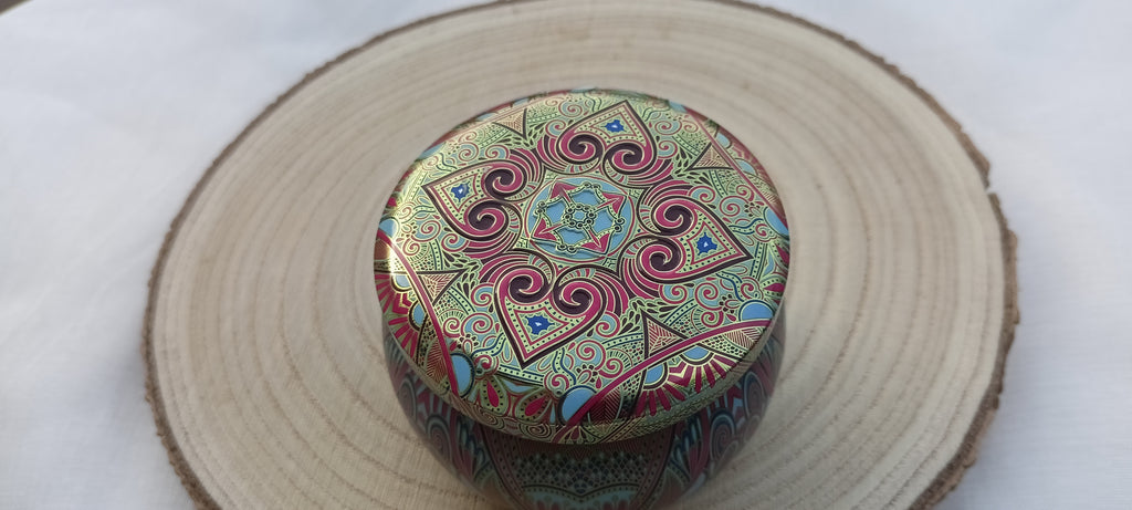 Vela Mandala Eucalipto cerrada sobre rodaja de madera