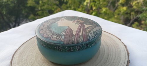 Art Nouveau Laurel – tapa turquesa con figura femenina y laurel