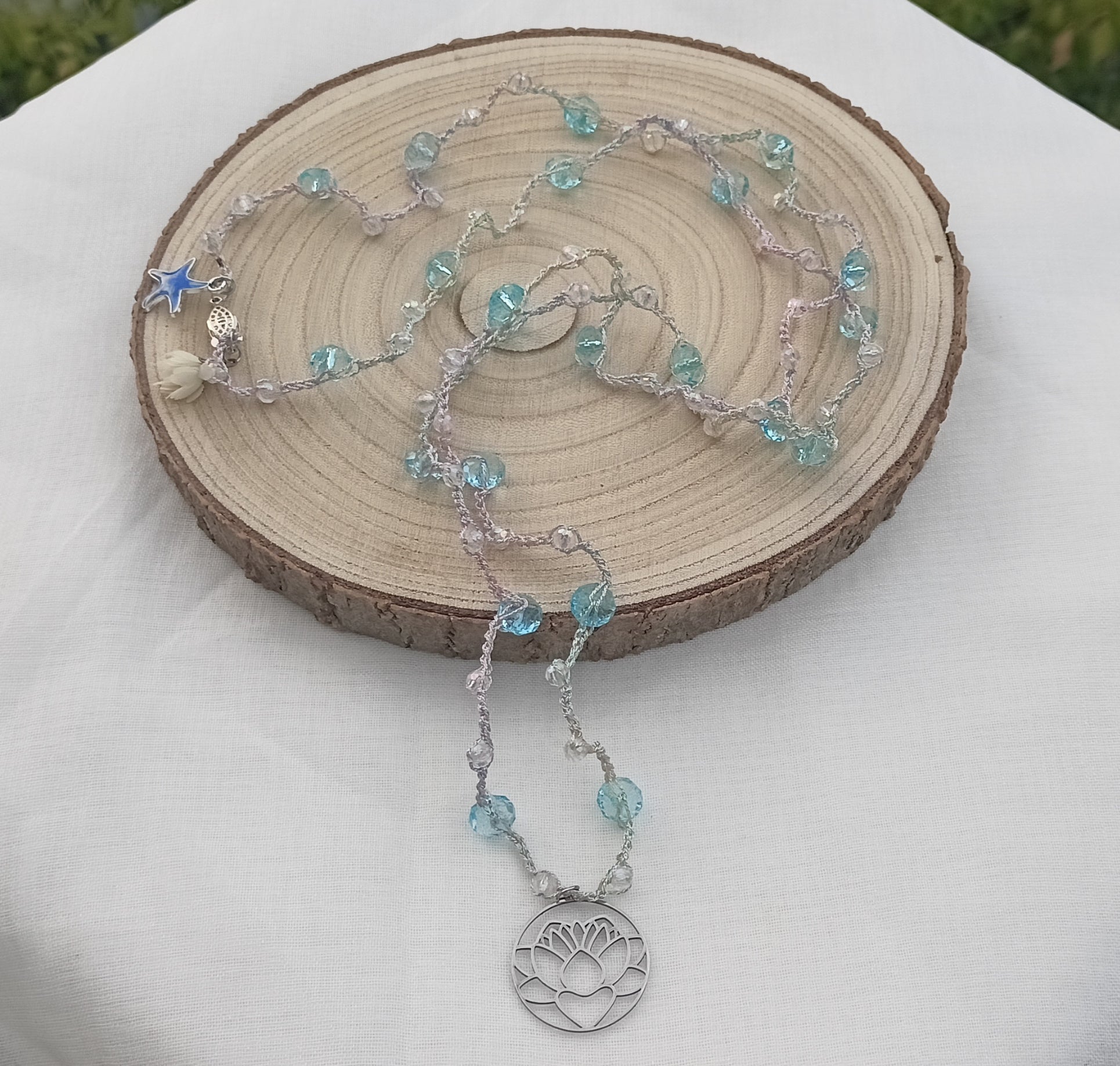 Brisa de Flor de Loto collar largo artesanal con cuentas aguamarina y colgante loto