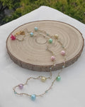 Pastel Doré collar artesanal con perlas nacaradas pastel sobre madera natural