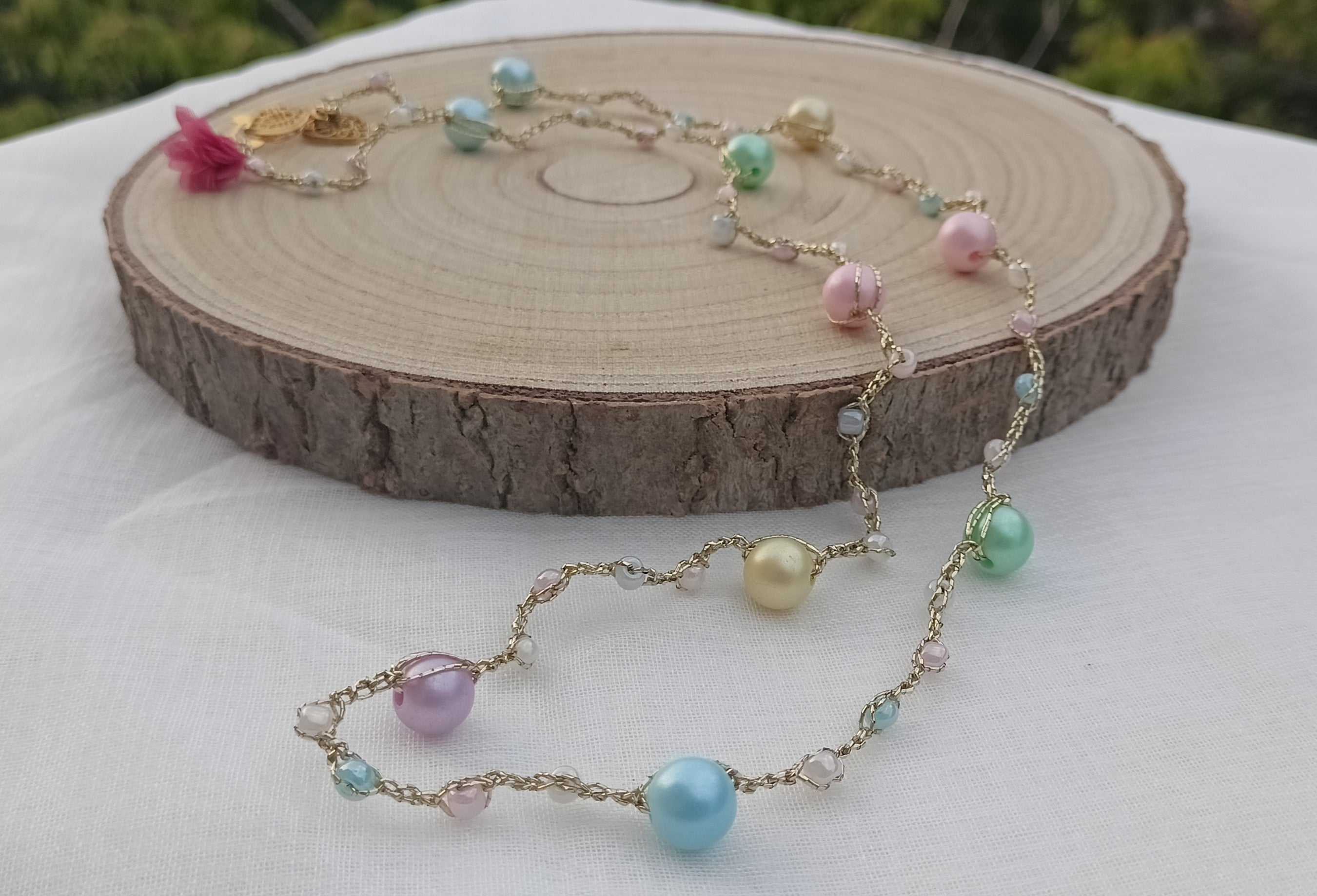 Pastel Doré vista completa con hilo dorado y perlas de colores