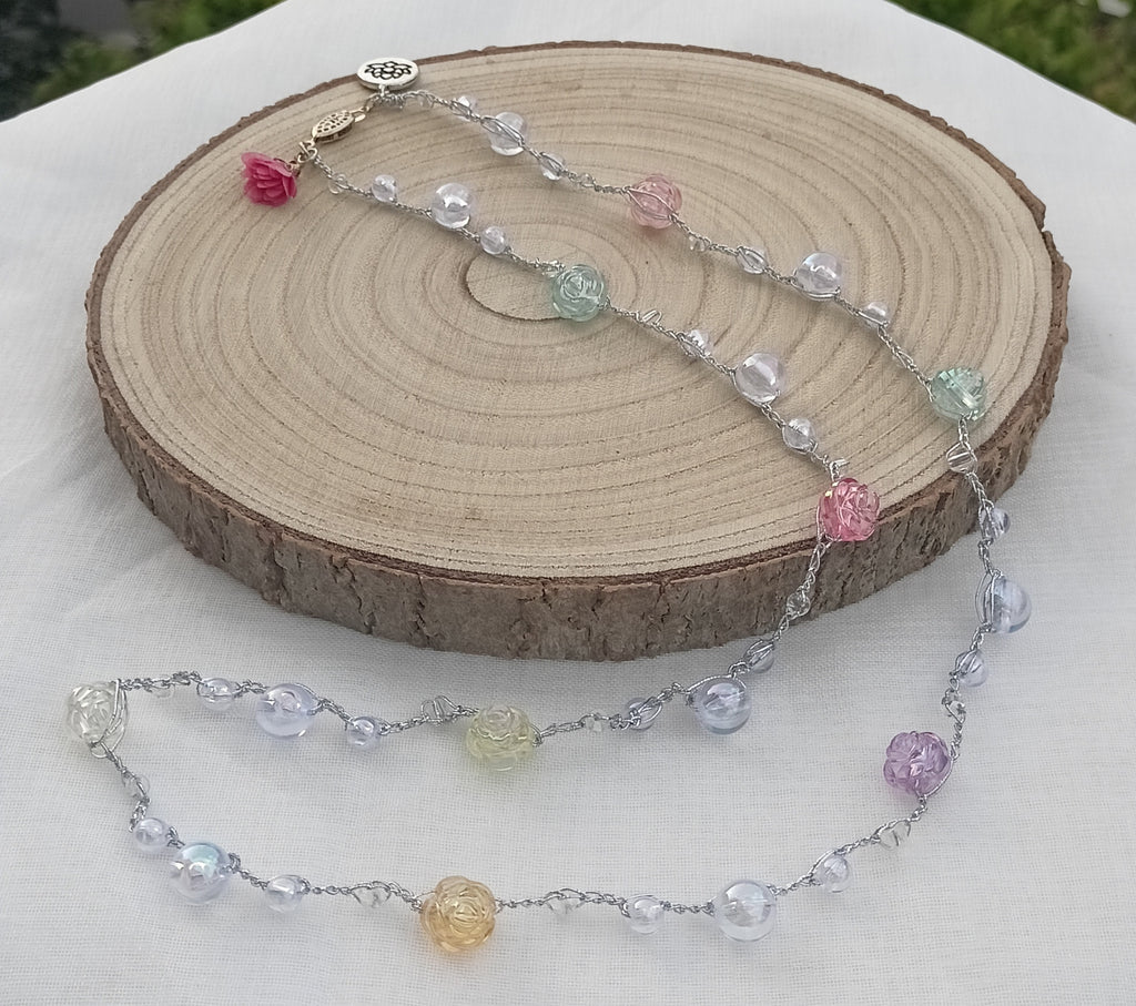Bruma Irisada collar artesanal con rosas de cristal pastel sobre madera natural