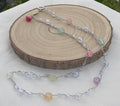 Bruma Irisada collar artesanal con rosas de cristal pastel sobre madera natural